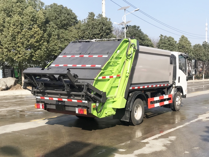 五十鈴六立方壓縮式垃圾車(chē)
