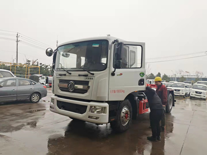 多利卡D9車(chē)廂可卸式垃圾車(chē)