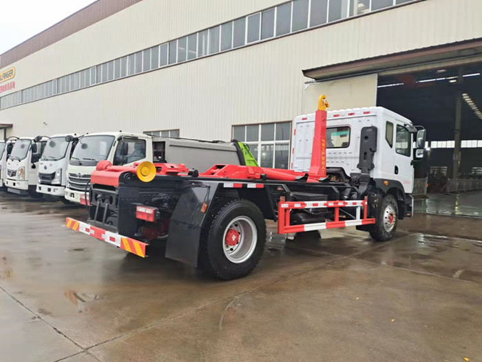 多利卡D9車(chē)廂可卸式垃圾車(chē)